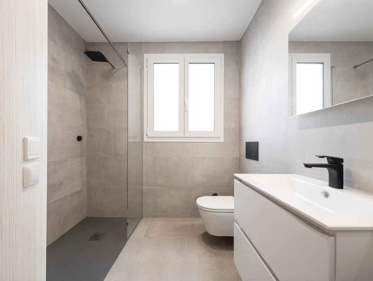 Baño — Bañera por ducha a ras de suelo