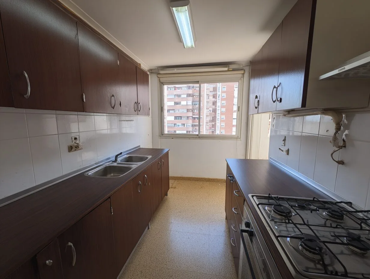 Antes: Cocina abierta reforma Eixample